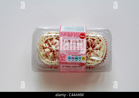 Sachet de Tesco 2 Red Velvet cupcakes isolé sur fond blanc Banque D'Images
