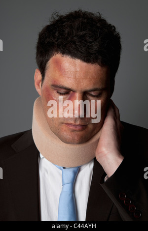 Un homme vêtu d'un neck brace Banque D'Images