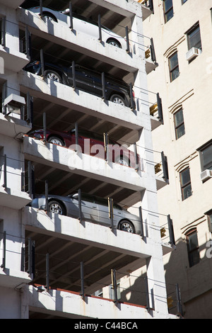 Une colonne de voitures stationnées dans un parking à plusieurs étages Banque D'Images