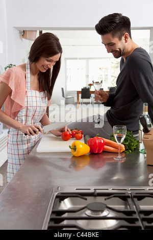 Un jeune couple cooking together Banque D'Images