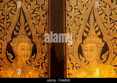 Porte bouddhiste d'au temple Wat Phra Kaeo, Bangkok, Thaïlande Banque D'Images