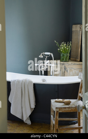 Tour Eiffel dans une salle de bains privative avec baignoire sur pied en bois de récupération en détresse mobilier français Banque D'Images