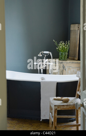 Tour Eiffel dans une salle de bains privative avec baignoire sur pied en bois de récupération en détresse mobilier français Banque D'Images