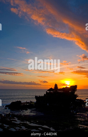 Temple de Tanah Lot au coucher du soleil - Bali - Indonésie Banque D'Images