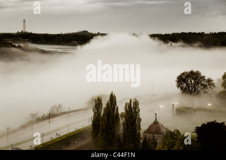 La promenade du Niagara est enveloppé dans le brouillard et la brume causée par un temps couvert, pluvieux à Niagara Falls, Canada. Banque D'Images