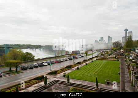 La Niagara Parkway longeant les chutes, devient le chemin River comme il passe le Jardin Secret et s'approche de pont en arc-en-ciel. Banque D'Images