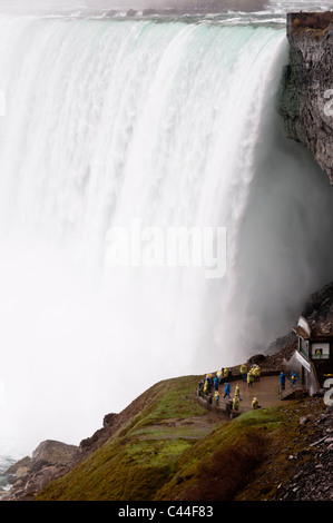 Observer touristiques Horseshoe Falls à partir de la terrasse d'observation de l'Attraction derrière les chutes de Niagara, au Canada. Banque D'Images