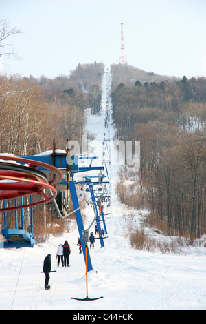 Rendez-vous sur l'ascenseur de ski de montagne sur le territoire de la Russie en Primorski Banque D'Images