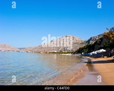 Tôt le matin sur la plage de PEFKOS PRÈS DE LINDOS À Rhodes, Grèce Banque D'Images