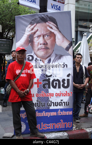 Affiche électorale au carrefour Rajprasong et l' manifestants au cours de la démonstration à Bangkok Banque D'Images