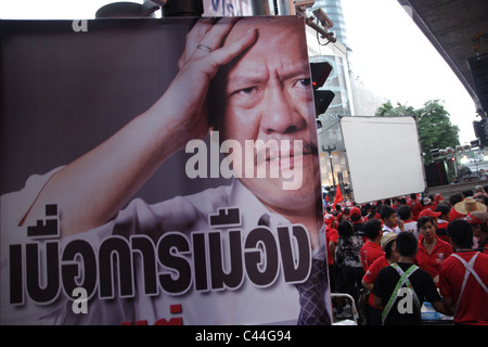 Affiche électorale au carrefour Rajprasong et l' manifestants au cours de la démonstration à Bangkok Banque D'Images