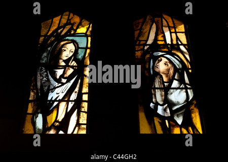 Vitraux de l'Église catholique de l'annonciation dépeignent l'Archange Gabriel et Marie. Banque D'Images