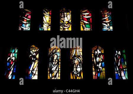 Vitraux de l'Église catholique de l'annonciation décrivent l'Esprit Saint comme une colombe, l'Ange Gabriel, et de Marie. Banque D'Images