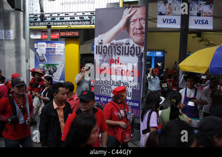 Affiche électorale au carrefour Rajprasong et l' manifestants au cours de la démonstration à Bangkok Banque D'Images