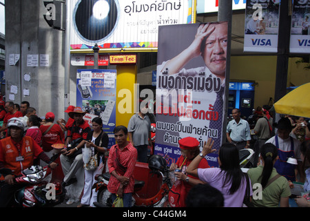 Affiche électorale au carrefour Rajprasong et l' manifestants au cours de la démonstration à Bangkok Banque D'Images