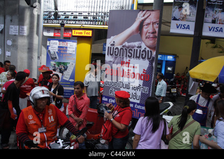 Affiche électorale au carrefour Rajprasong et l' manifestants au cours de la démonstration à Bangkok Banque D'Images