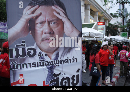 Affiche électorale au carrefour Rajprasong et l' manifestants au cours de la démonstration à Bangkok Banque D'Images