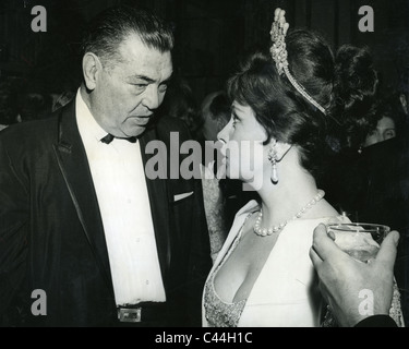 GINA LOLLOBRIGIDA actrice de cinéma italien avec l'ancien World Heavyweight Boxing chamption Jack Dempsey sur 1965 Banque D'Images