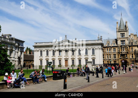 Scène de rue à Kings Parade avec le Sénat et Chambre Gonville et Caius College, Cambridge, England, UK Banque D'Images