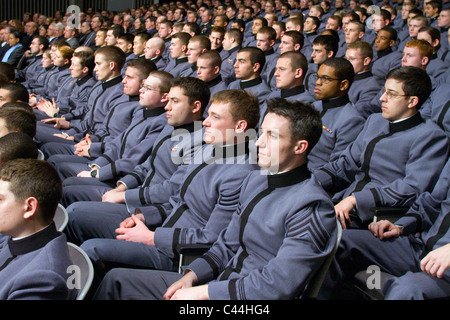 Les élèves-officiers à l'académie militaire de West Point écouter le président Obama prononcera son discours de politique générale de l'Afghanistan. Banque D'Images