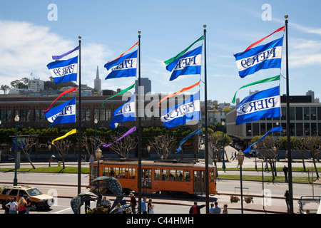 Drapeaux et tramway à Pier 39, Fisherman's Wharf, San Francisco Banque D'Images