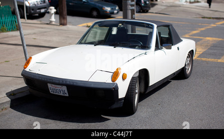 Porsche 914 1,7 voiture roadster refroidis par air, en blanc, à San Francisco, Californie. La voiture de sport a été construite aux côtés de Volkswagen. Banque D'Images