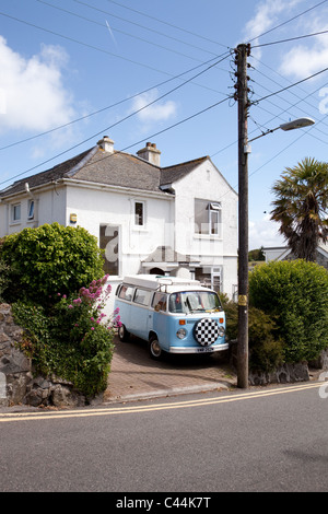 Un classique Volkswagen camper van stationné à l'extérieur d'une maison à St Ives, Cornwall en mai 2011 Banque D'Images