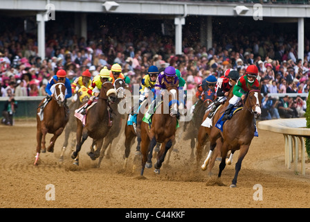 Les chevaux l'arrondissement le premier tour de l'édition 2011 du Kentucky Oaks à Churchill Downs à Louisville (Kentucky) Banque D'Images