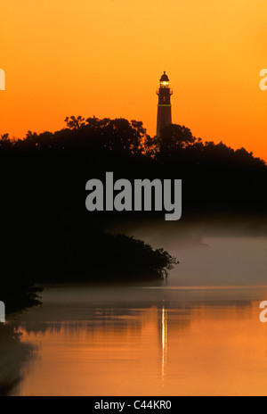 Ponce de Leon Inlet Lighthouse au lever du soleil à partir de l'Intercoastal Waterway dans Volusia County, Floride Banque D'Images