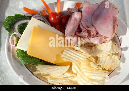 Sandwich au jambon ouvert avec les chips de pomme de terre, fromage, légumes et usa Banque D'Images