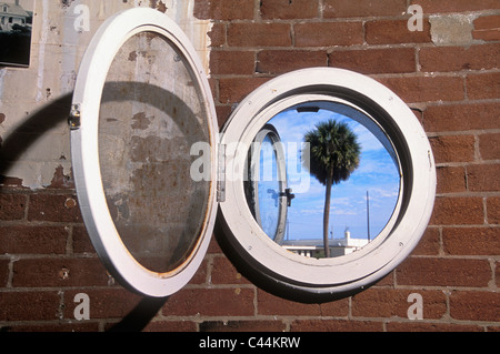 Palmier vu à travers la fenêtre du hublot à l'intérieur du phare de Cap Canaveral en Floride, dans le Comté de Brevard Banque D'Images