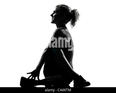 Une femme l'exercice de l'échauffement étirements yoga fitness aérobie d'entraînement de rotation de la posture la posture sur studio isolé sur fond blanc Banque D'Images