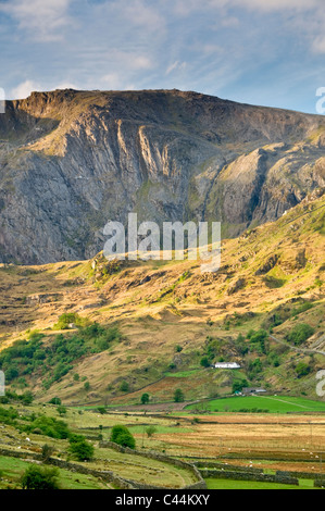 Le Nant Ffrancon Valley soutenue par Cwm Idwal, Parc National de Snowdonia, Gwynedd, au nord du Pays de Galles, Royaume-Uni Banque D'Images