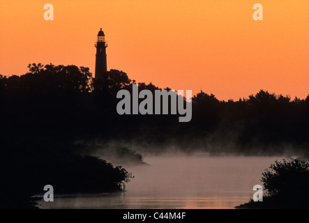 Ponce de Leon Inlet Lighthouse au lever du soleil à partir de l'Intercoastal Waterway dans Volusia County, Floride Banque D'Images