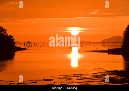 Pier Bangor, le détroit de Menai & grand orme Pointe au lever du soleil, Anglesey, au nord du Pays de Galles, Royaume-Uni Banque D'Images