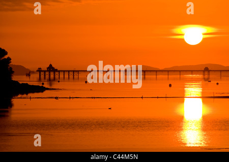 Pier Bangor, le détroit de Menai & grand orme Pointe au lever du soleil, Anglesey, au nord du Pays de Galles, Royaume-Uni Banque D'Images