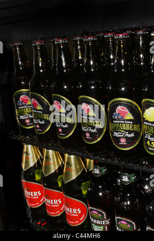 Image de cidre et crabbies dans un réfrigérateur dans un pub. Worksop, Notts, Angleterre Banque D'Images