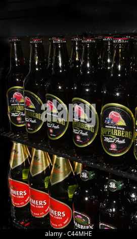 Image de cidre et crabbies dans un réfrigérateur dans un pub. Worksop, Notts, Angleterre Banque D'Images