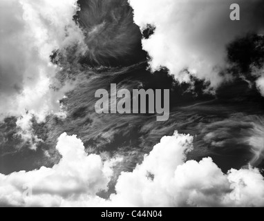 Cloudscapre ciel dramatique de faible hauteur de nuages blancs contre un sombre ciel bleu au-dessus de Radda in Chianti, Toscane, Italie Banque D'Images