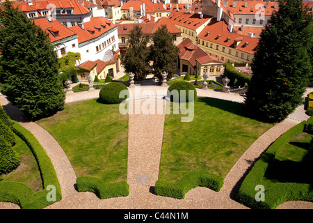 République tchèque, Prague - 18e siècle jardin Vrtbovska vrtba (Zahrada) et St Nicholas church. Banque D'Images