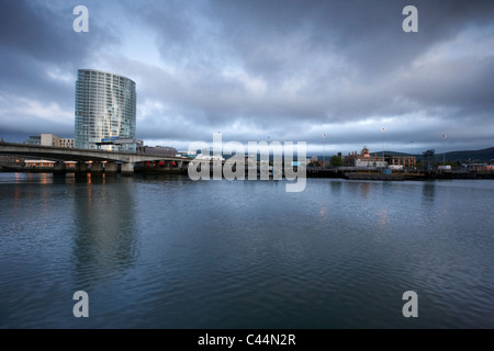 La rivière Lagan et obel tower laganside tôt le matin au bord de l'heure bleue à Belfast en Irlande du Nord UK Banque D'Images