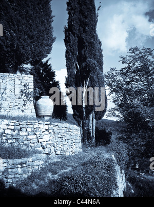 La pente de la colline en terrasses ayant mur de pierre, une amphore et le chemin menant à des cyprès, Castello d'Albola, Toscane, Italie Banque D'Images