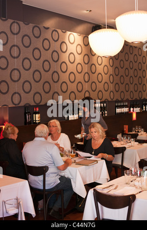 Diners à Doit Bar à vin. Mt Lawley, Perth, Western Australia, Australia Banque D'Images