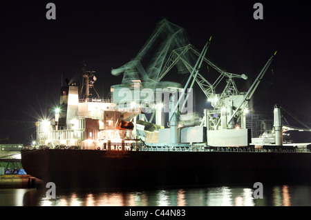 Dans le port d'un cargo Banque D'Images