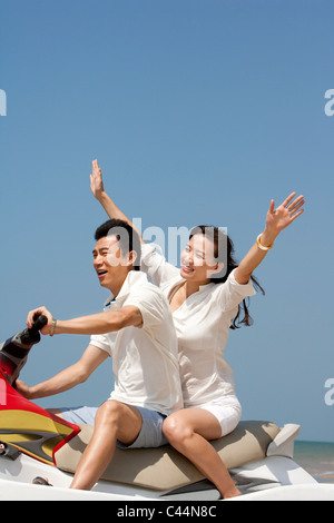 Couple heureux à cheval sur un Jet Ski Banque D'Images