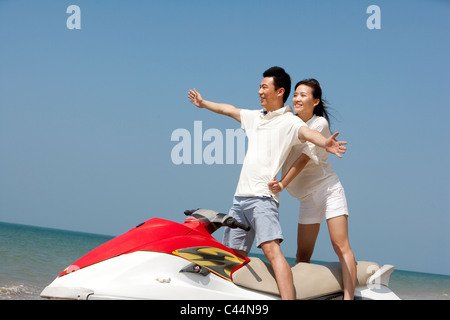 Couple heureux à cheval sur un Jet Ski Banque D'Images