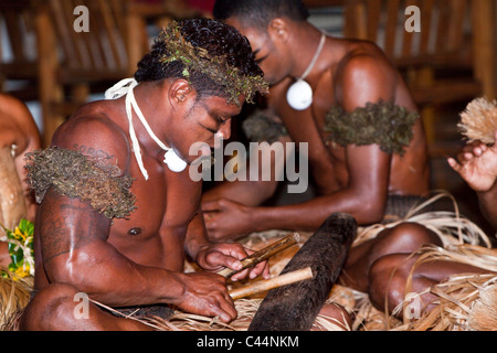 La performance de danse autochtones durant la Cérémonie du Kava, lagon de Beqa, Viti Levu, Fidji Banque D'Images