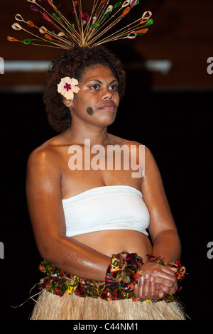 La performance de danse autochtones durant la Cérémonie du Kava, lagon de Beqa, Viti Levu, Fidji Banque D'Images