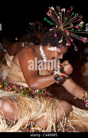 La performance de danse autochtones durant la Cérémonie du Kava, lagon de Beqa, Viti Levu, Fidji Banque D'Images