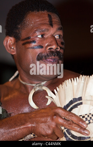 La performance de danse autochtones durant la Cérémonie du Kava, lagon de Beqa, Viti Levu, Fidji Banque D'Images